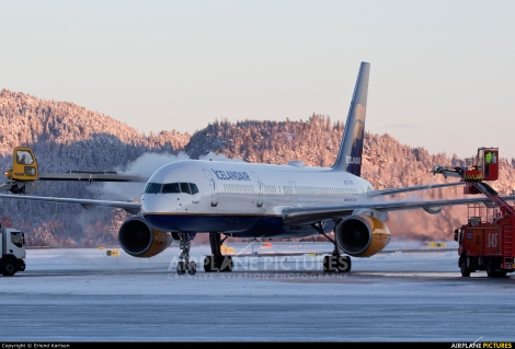 Icelandair Boeing B757-200